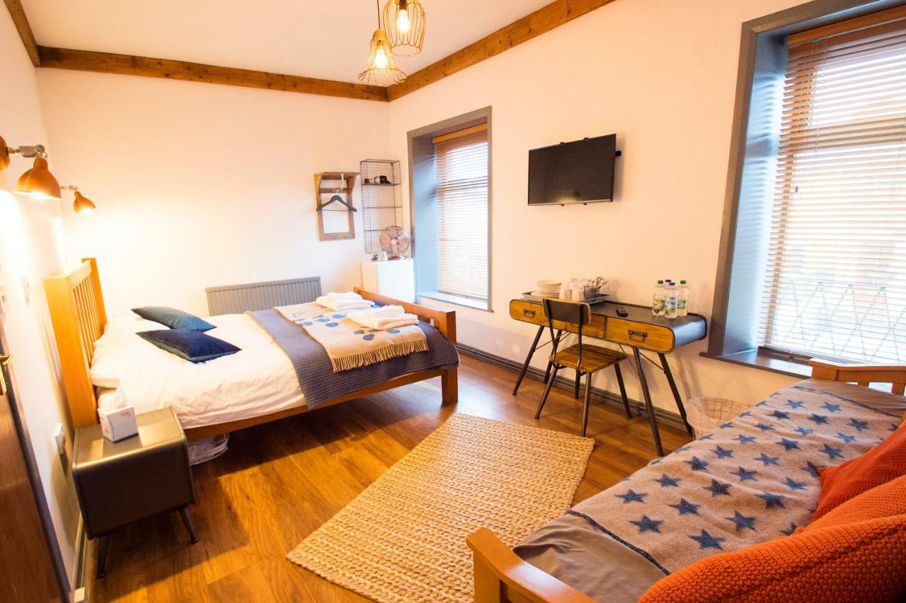 Nik The Greek Bed and Breakfast Burry Port Exteriör bild