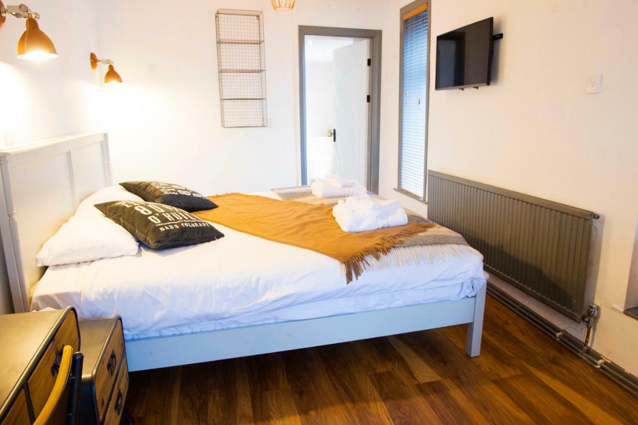 Nik The Greek Bed and Breakfast Burry Port Exteriör bild