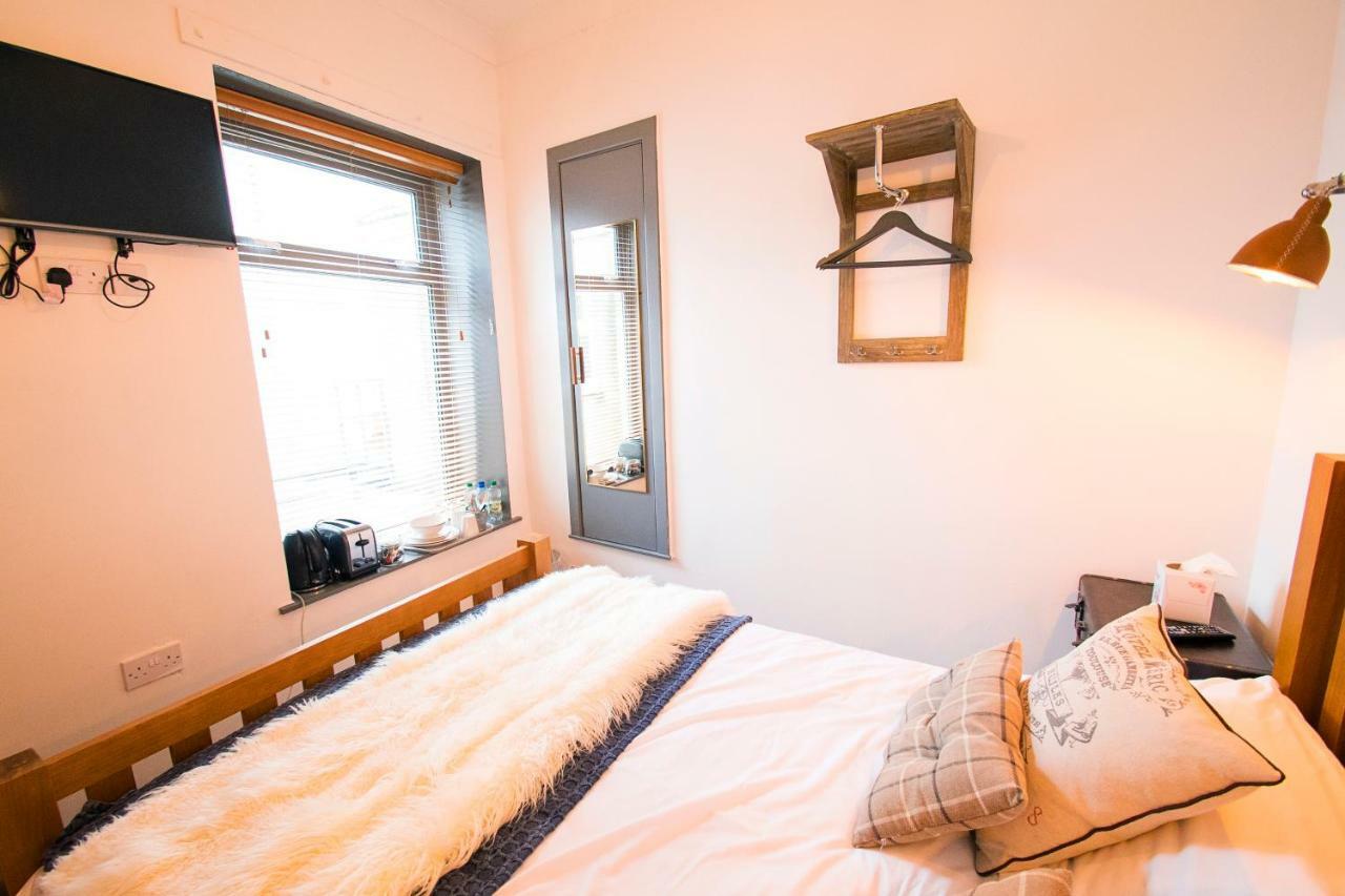 Nik The Greek Bed and Breakfast Burry Port Exteriör bild
