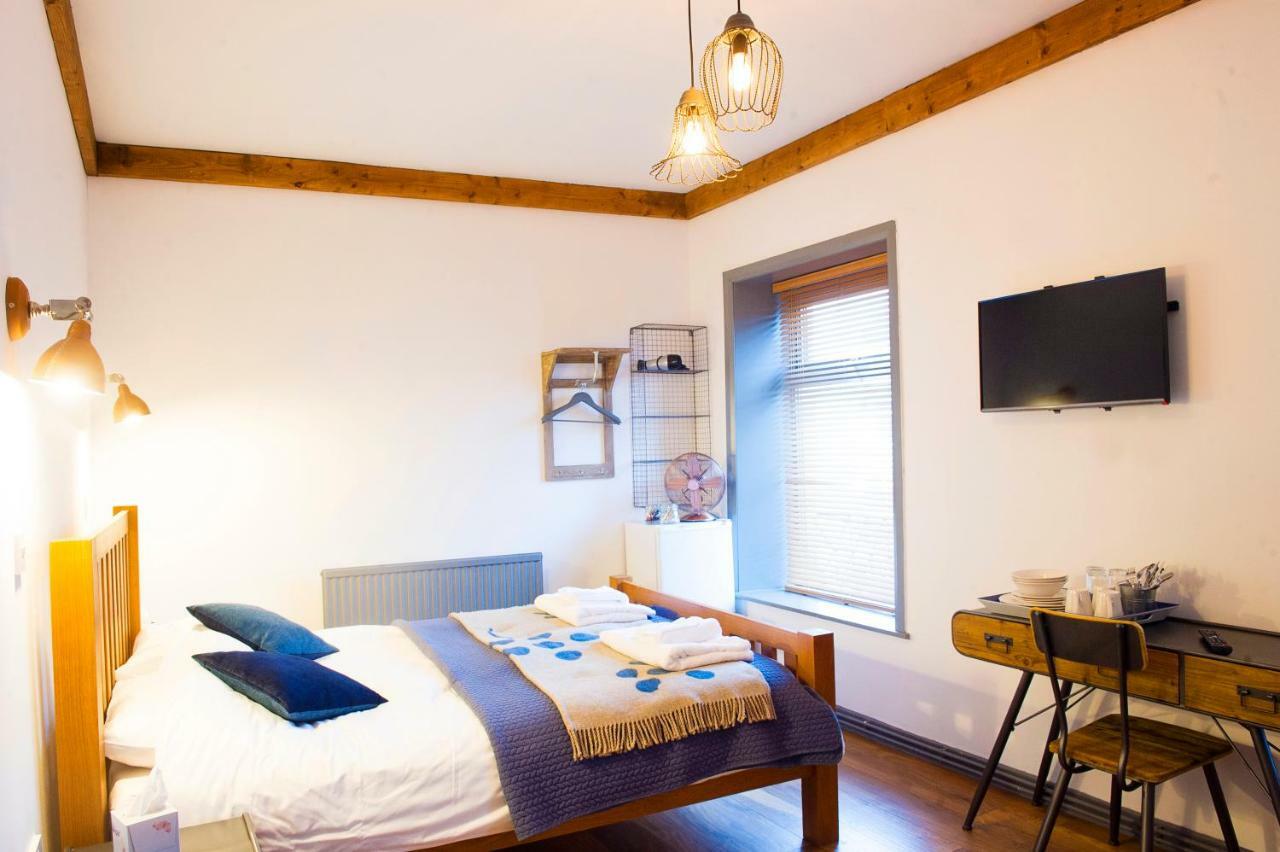 Nik The Greek Bed and Breakfast Burry Port Exteriör bild