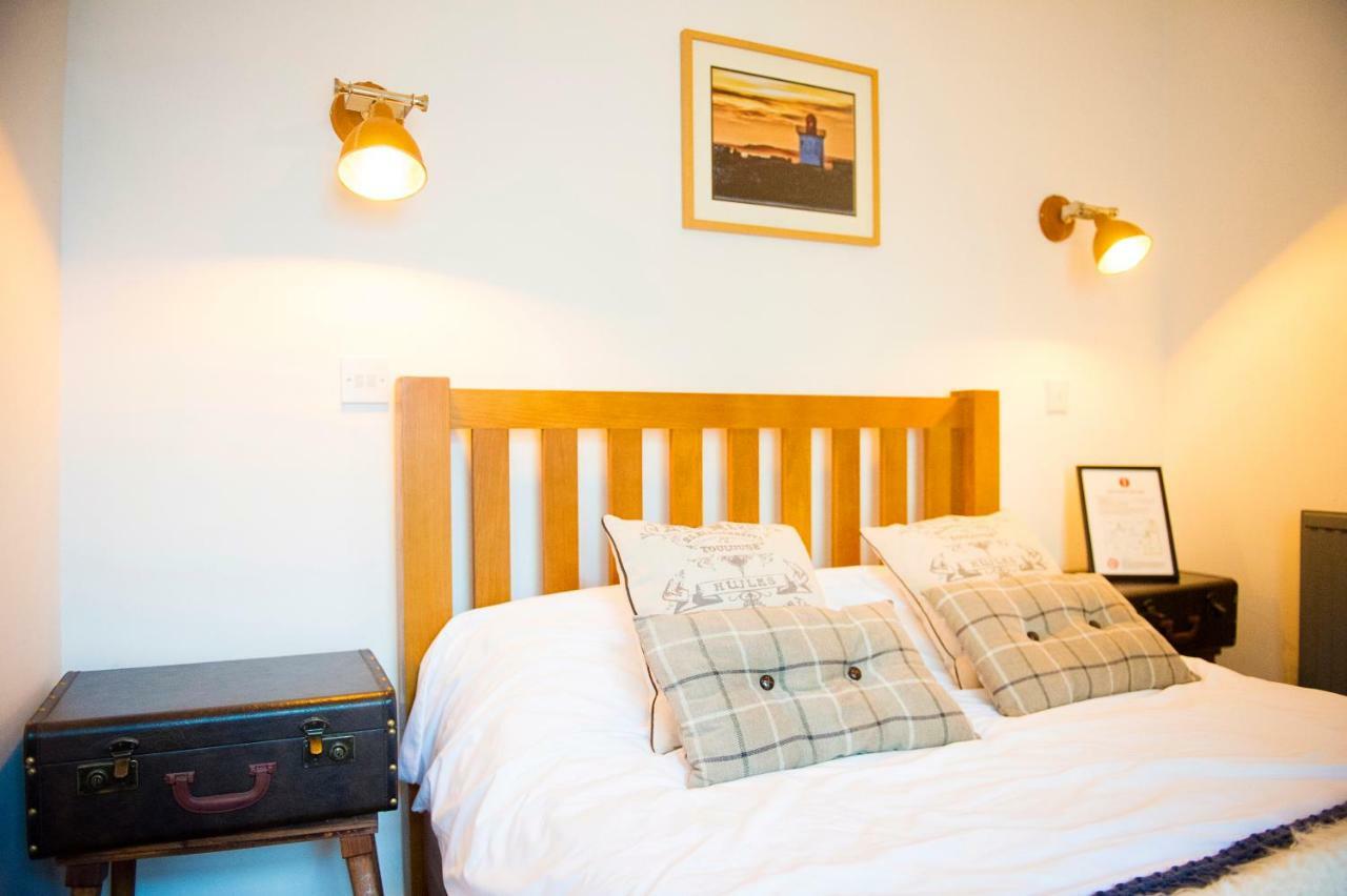 Nik The Greek Bed and Breakfast Burry Port Exteriör bild